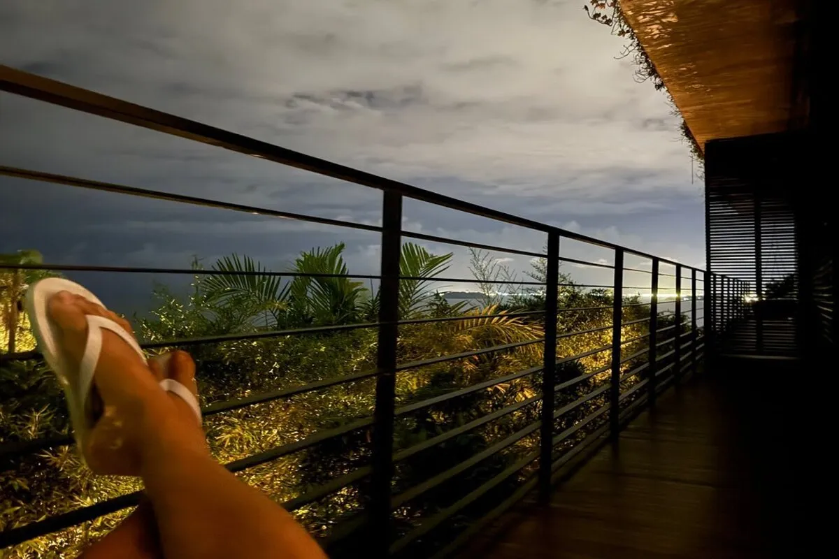 Varanda à noite com vista iluminada no Fuso Concept Hotel em Florianópolis.