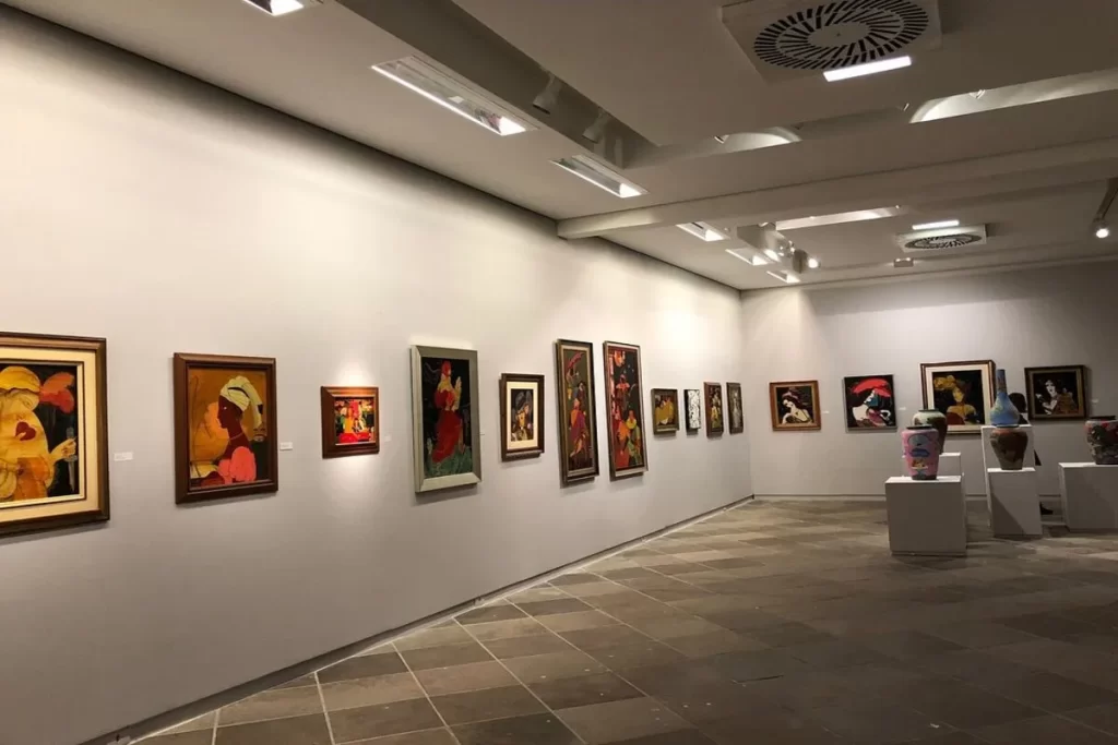 Exposição de pinturas e esculturas no Museu de Arte de Santa Catarina (MASC), em Florianópolis, destacando obras de artistas brasileiros em ambiente moderno e iluminado.