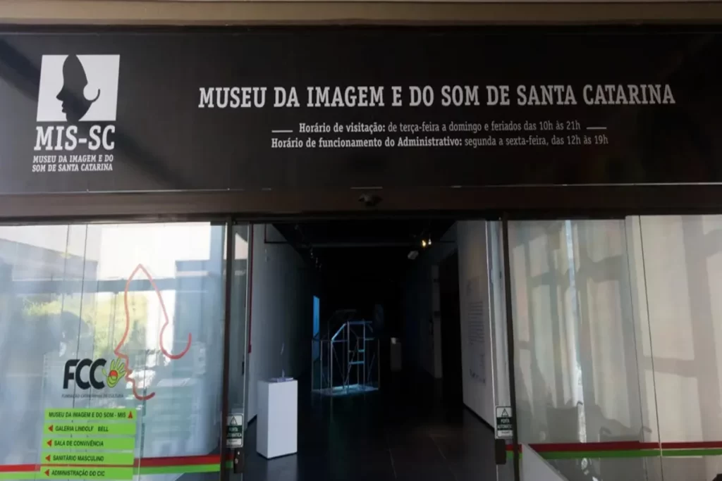 Entrada do Museu da Imagem e do Som de Santa Catarina (MIS-SC), localizado em Florianópolis.