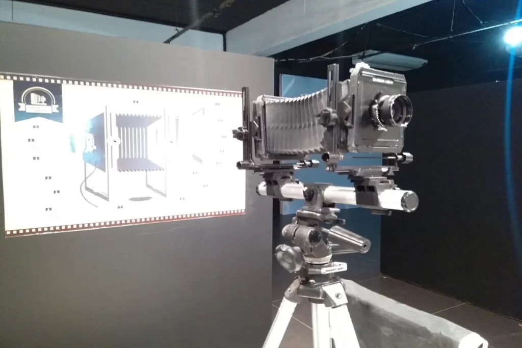 Câmera fotográfica antiga em exposição no Museu da Imagem e do Som de Santa Catarina (MIS-SC), Florianópolis.