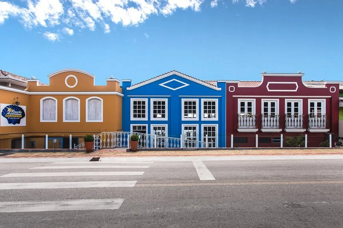 Fachada colorida do Rancho Açoriano em Florianópolis, restaurante de frutos do mar inspirado na arquitetura açoriana.