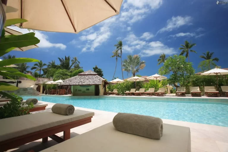 Piscina do hotel, com área de relaxamento