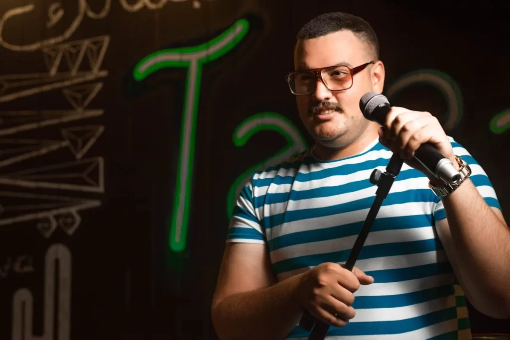 Homem se apresentando em palco