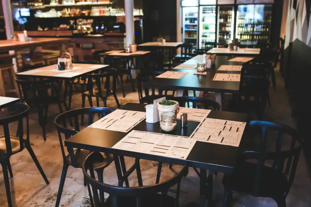 mesas organizadas com cardápios em restaurante simples e econômico
