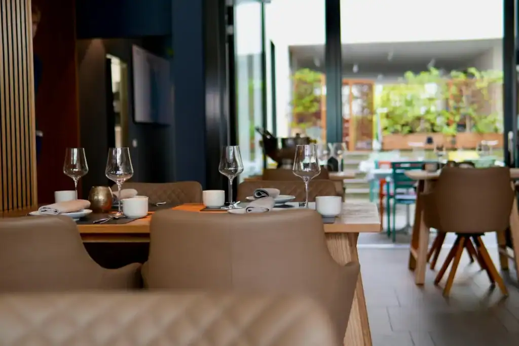 interior de restaurante moderno com mesas organizadas e iluminação pendente decorativa