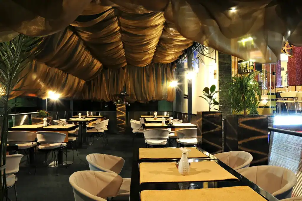 Restaurantes instagramáveis Florianópolis. Restaurante com teto decorado em tecido e iluminação aconchegante durante a noite