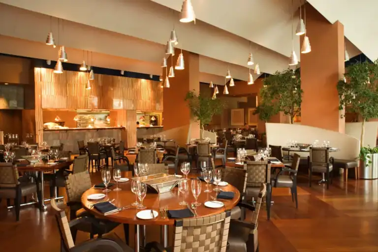 interior de restaurante moderno com mesas organizadas e iluminação pendente decorativa