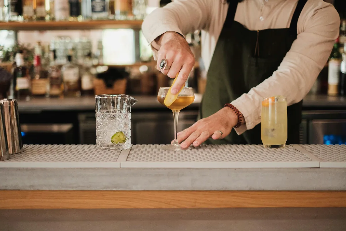 Bares em Jurerê Internacional: onde curtir a vida noturna e os melhores drinks