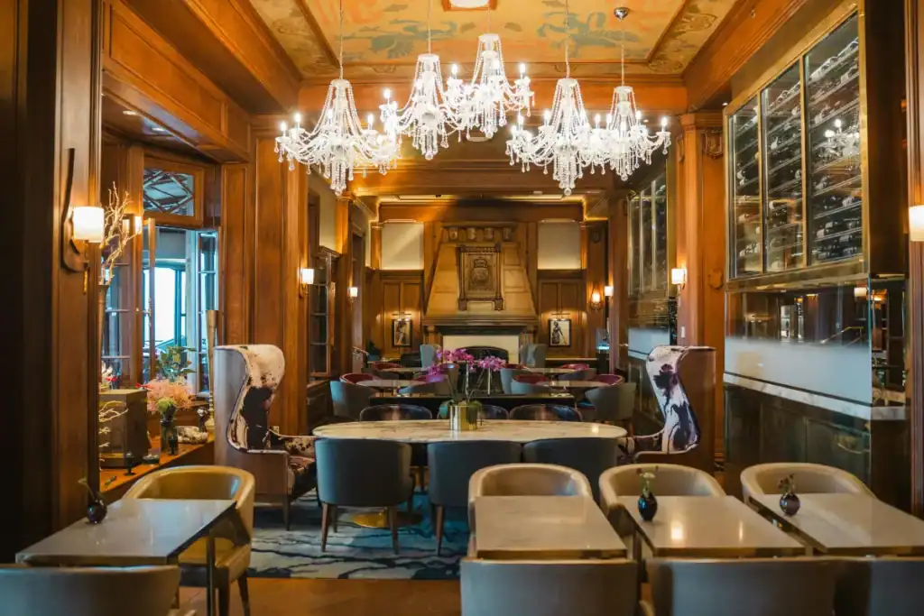 interior de restaurante sofisticado com lustres elegantes, móveis refinados e decoração clássica em madeira