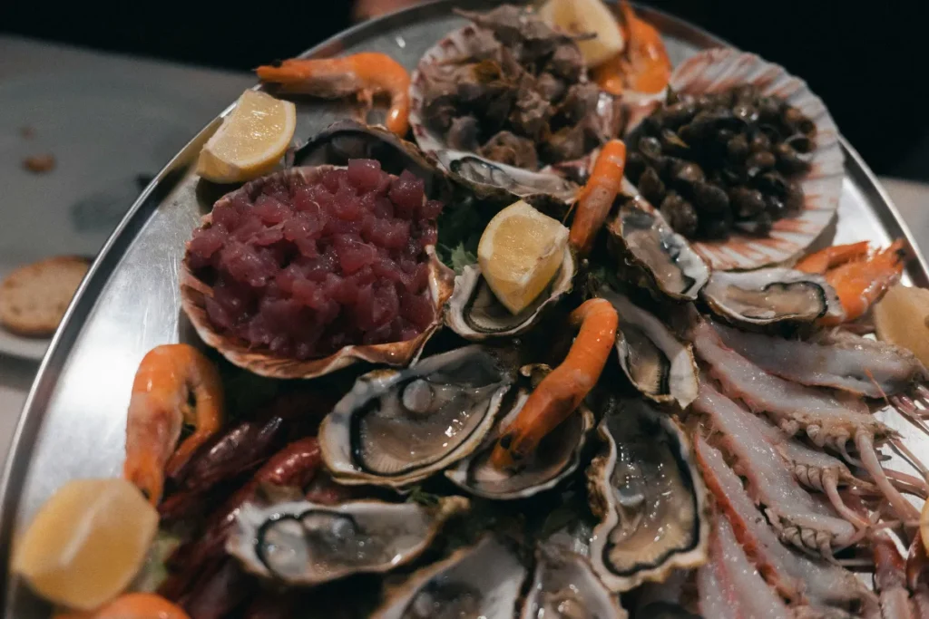 prato com ostras, camarões e outros frutos do mar variados servido em bandeja