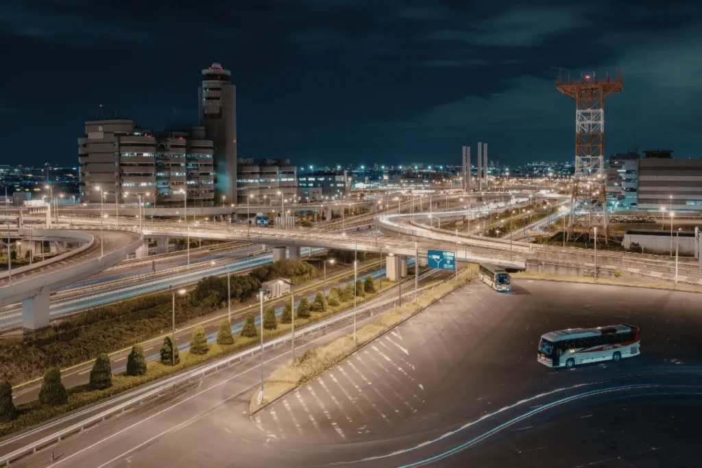 vias urbanas iluminadas a noite com acesso a terminal de transporte, representando chegada e saida da rodoviaria de Florianopolis