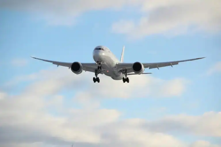 avião pousando no aeroporto de Florianópolis com céu azul ao fundo