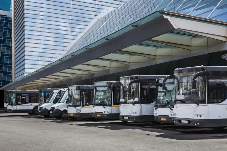 onibus estacionados lado a lado em area de terminal, representando frota disponivel na rodoviaria de Florianopolis