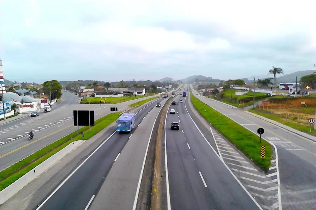 rodovia com fluxo de carros no contorno viário de Florianópolis