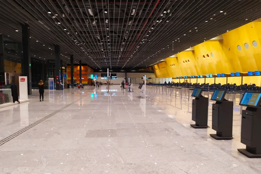 interior do aeroporto de Florianópolis com área de check-in e totens de autoatendimento