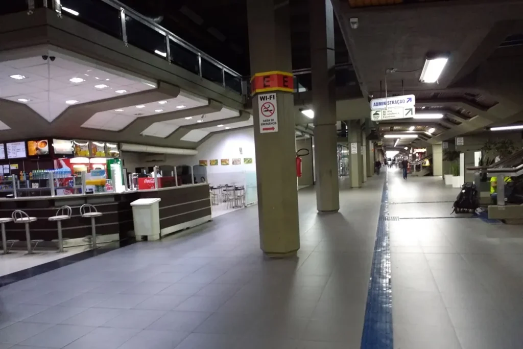 interior do terminal rodoviário de Florianópolis com lanchonete e corredores de acesso