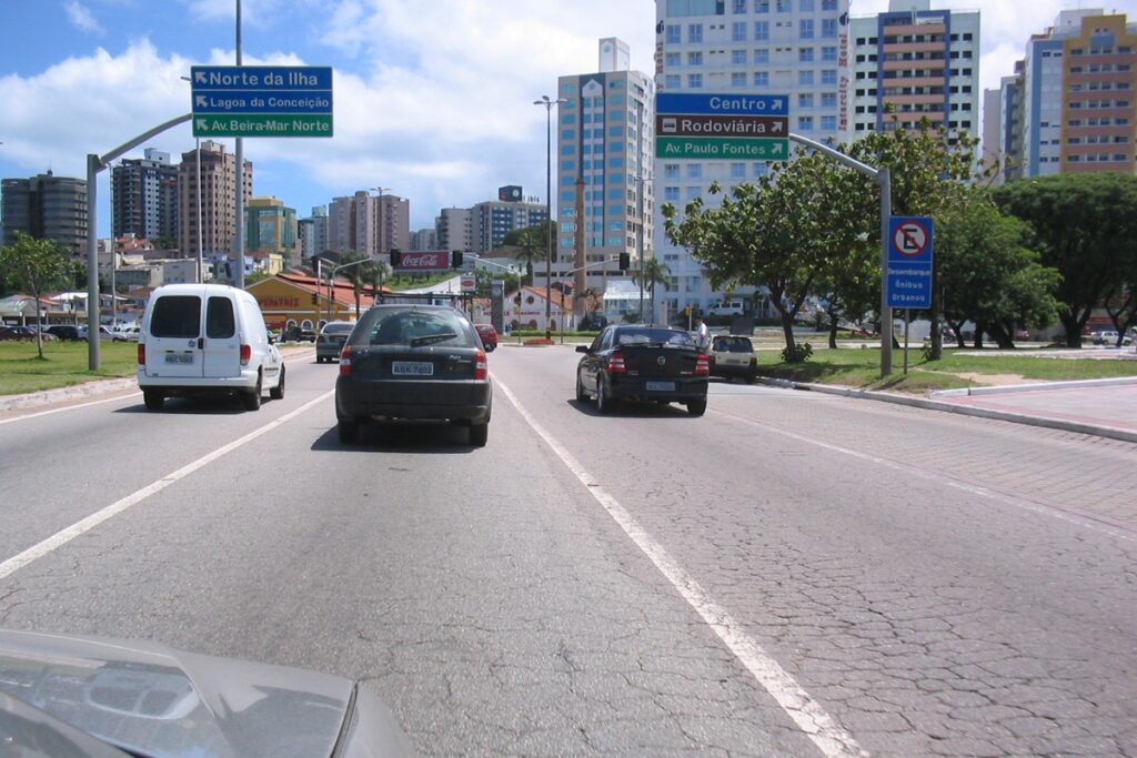trânsito no centro de Florianópolis com placas indicando norte da ilha e rodoviária