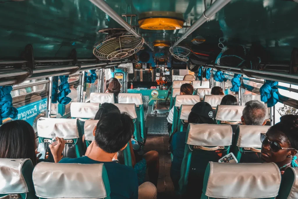Interior de ônibus com passageiros sentados, mostrando o funcionamento do transporte público utilizado no dia a dia em cidades
