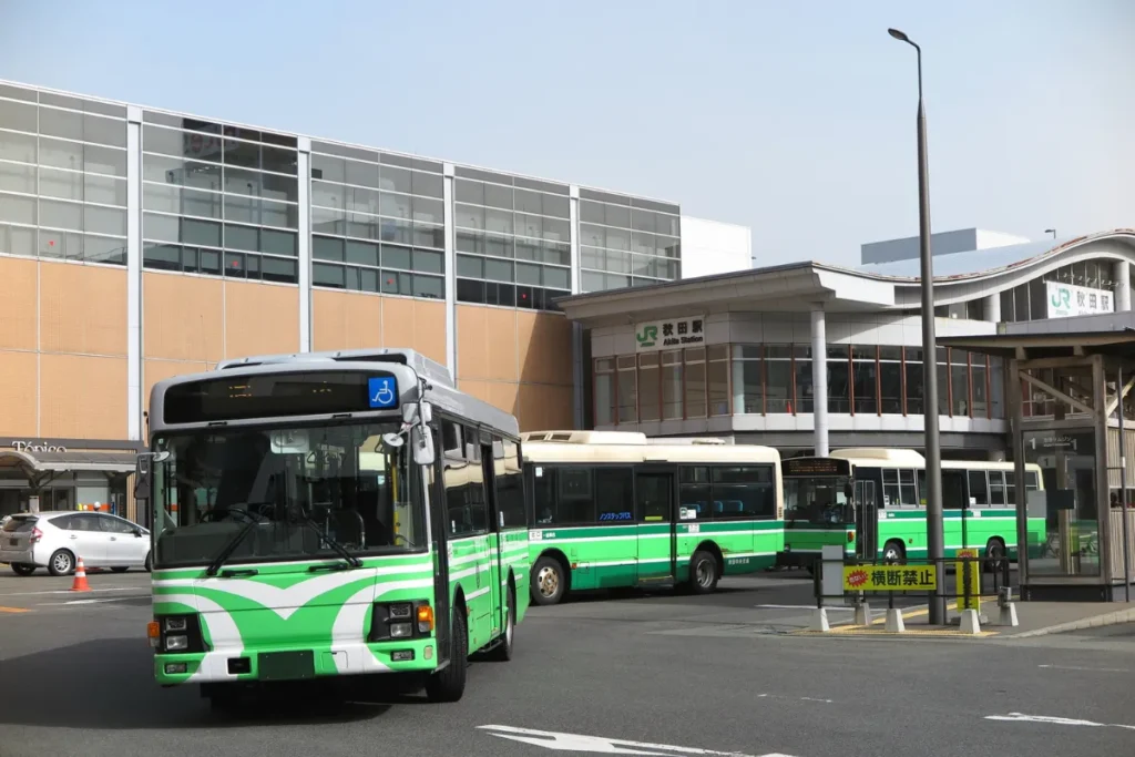 onibus em estacao de embarque com passageiros aguardando, representando funcionamento da rodoviaria de Florianopolis