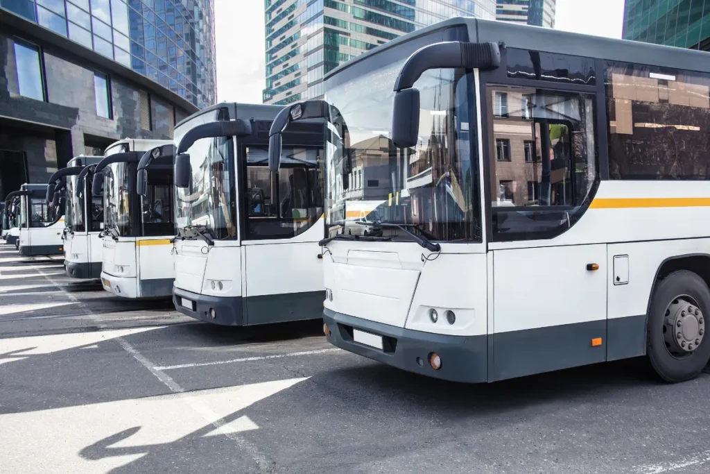 onibus alinhados em area urbana prontos para operacao, representando alternativa de transporte entre Florianopolis e Porto Alegre
