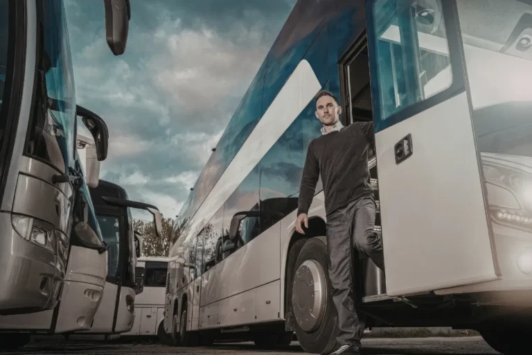 Homem descendo de ônibus rodoviário moderno, ilustrando opções de transporte coletivo para chegar ou circular próximo a Florianópolis