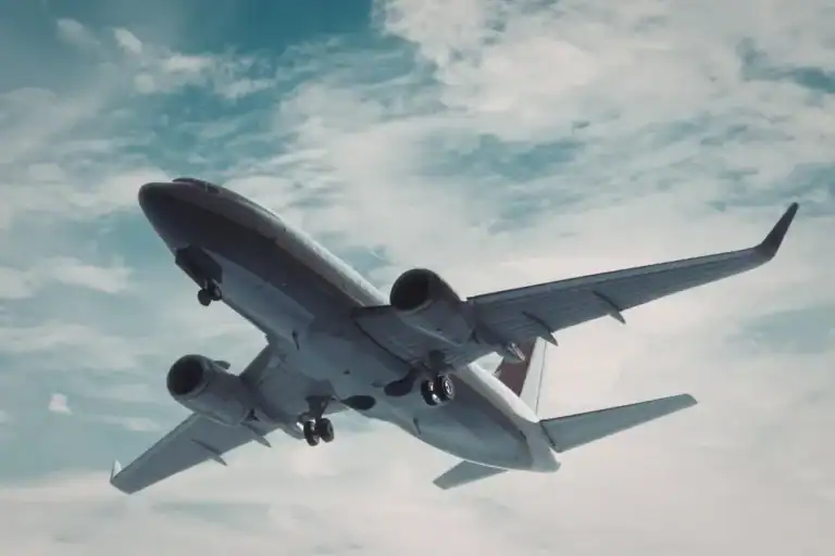 avião comercial em pleno voo com céu azul ao fundo, representando custos de passagem aérea para Florianópolis em 2026