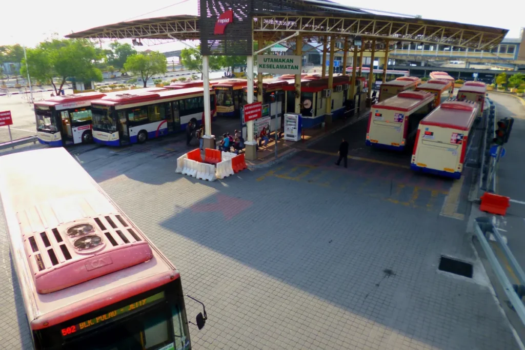 Terminal rodoviário de Florianópolis. Plataformas com varios onibus posicionados para embarque em terminal, representando saidas da rodoviaria de Florianopolis