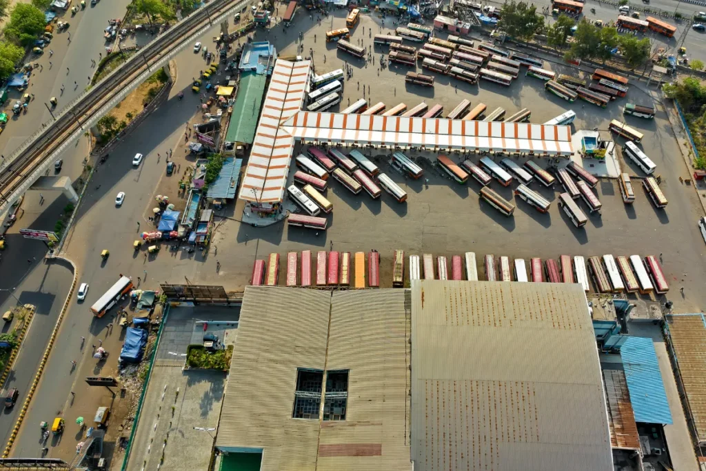 vista aerea de terminal com varios onibus alinhados em plataformas, representando operacao da rodoviaria de Florianopolis