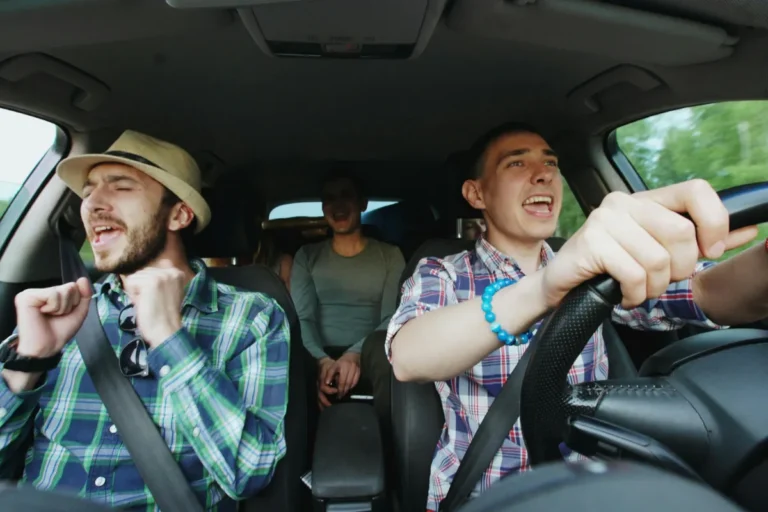 grupo de amigos animados dentro de carro durante viagem pela estrada, representando trajeto de Florianópolis para Curitiba