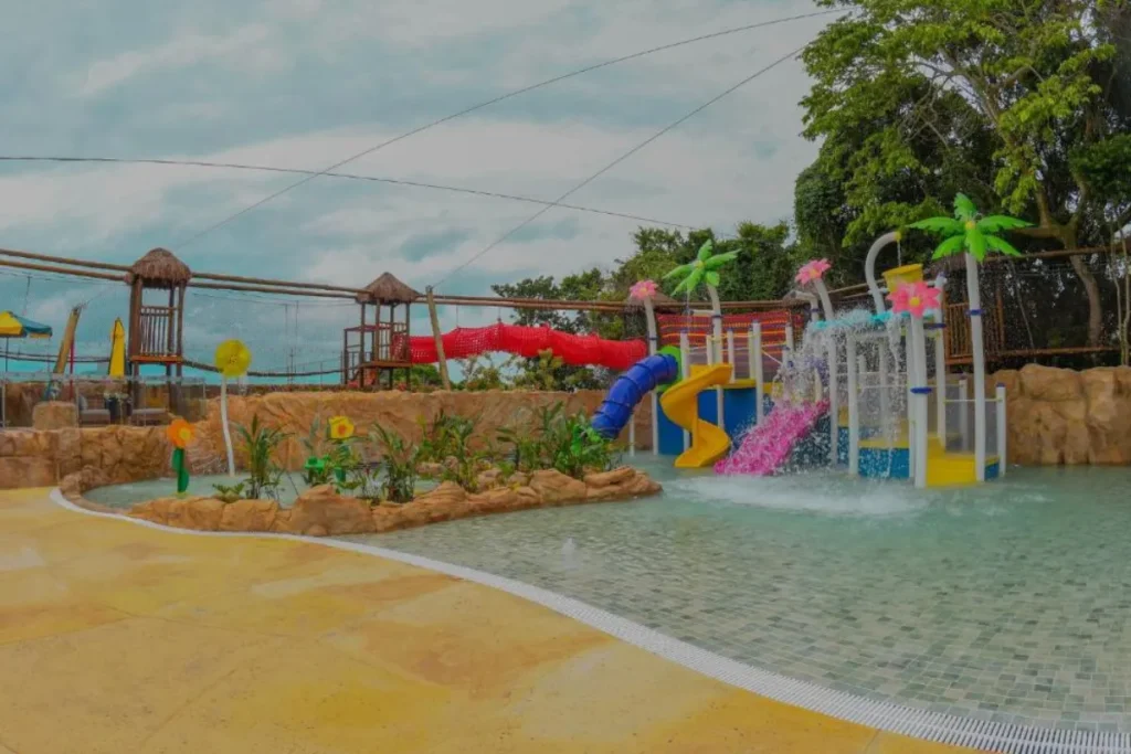 Parque aquático infantil do Costão do Santinho com brinquedos coloridos e área recreativa para crianças.