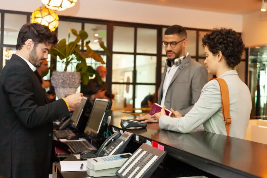 Turistas realizando check-in em hotel com recepção moderna durante estadia em Florianópolis