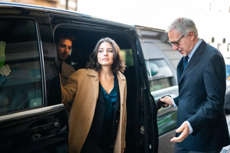 Passageira entrando em veículo executivo durante serviço de transfer entre aeroporto e hotel em Florianópolis
