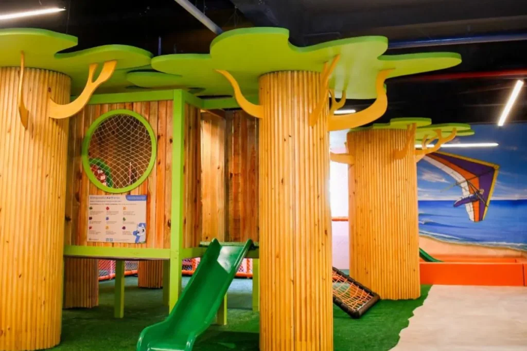 Área infantil temática do Costão do Santinho com brinquedos e decoração voltada para crianças.