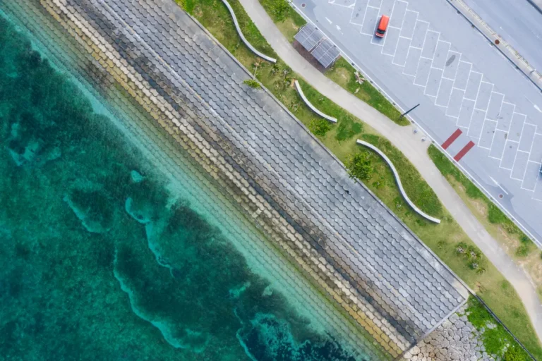 Vista aérea da Beira-Mar Norte com vagas de estacionamento próximas ao mar em Florianópolis.