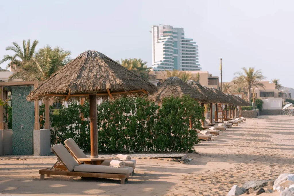 Espreguiçadeiras e quiosques em área exclusiva de hotel beira-mar com clima tropical em Florianópolis