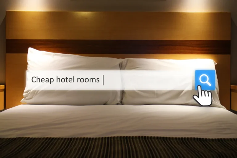 Tela de busca por hotel barato exibida sobre cama de hospedagem econômica em Florianópolis