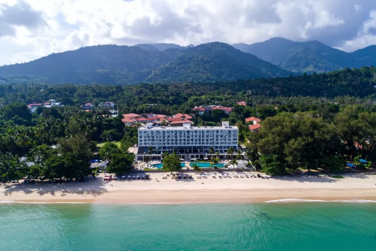 Vista aérea de hotel beira-mar com piscina e faixa de areia cercada por natureza em Florianópolis