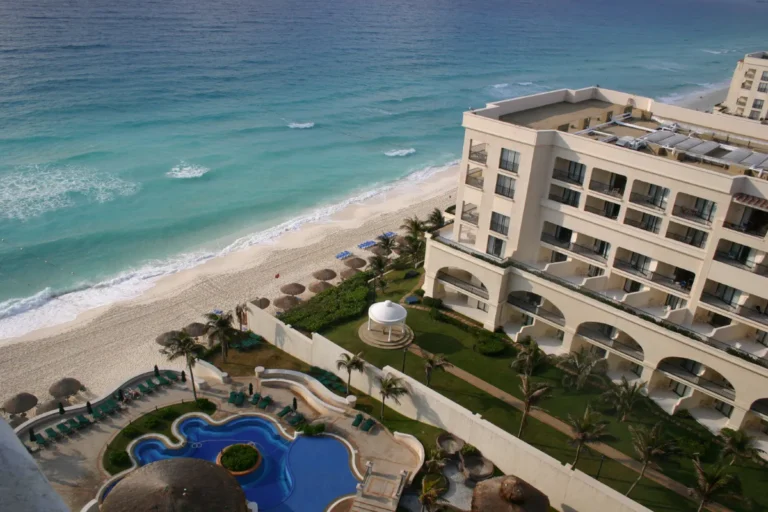Resort à beira-mar com piscinas e acesso direto à praia em destino turístico de alto padrão