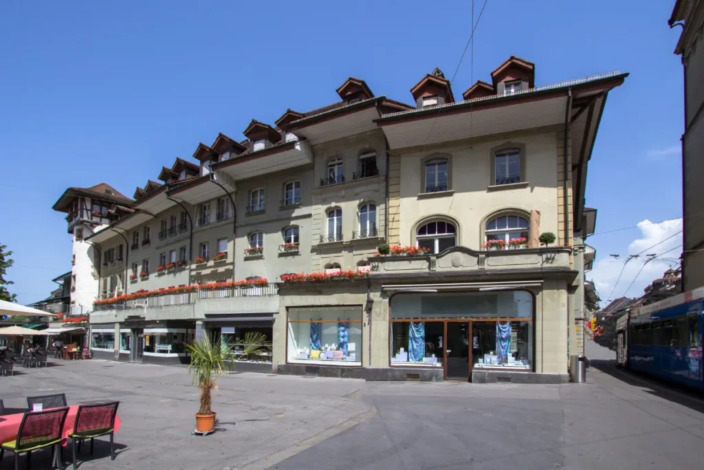 Hotel localizado em região central com arquitetura clássica e fácil acesso ao comércio urbano