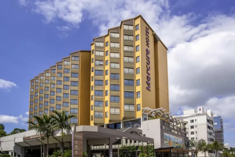 Fachada do Hotel Mercure Florianópolis com prédio alto e entrada principal em área urbana da cidade