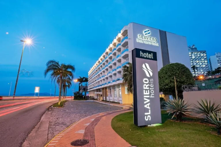 Fachada do Hotel Slaviero Baía Norte iluminada à noite na Avenida Beira-Mar Norte em Florianópolis