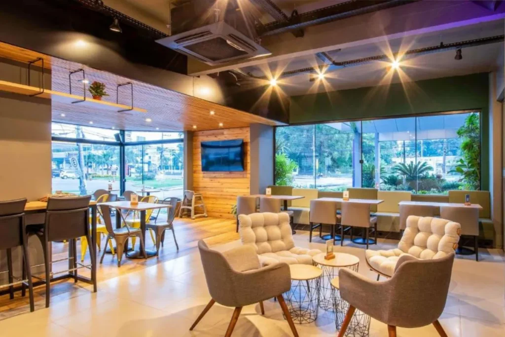 Área de convivência do Hotel Mercure Florianópolis com decoração moderna e ambiente aconchegante