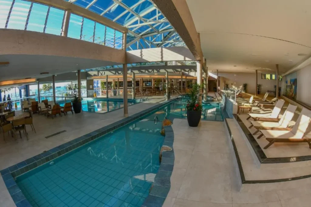 Piscina aquecida coberta no Costão do Santinho durante período mais frio em Florianópolis.