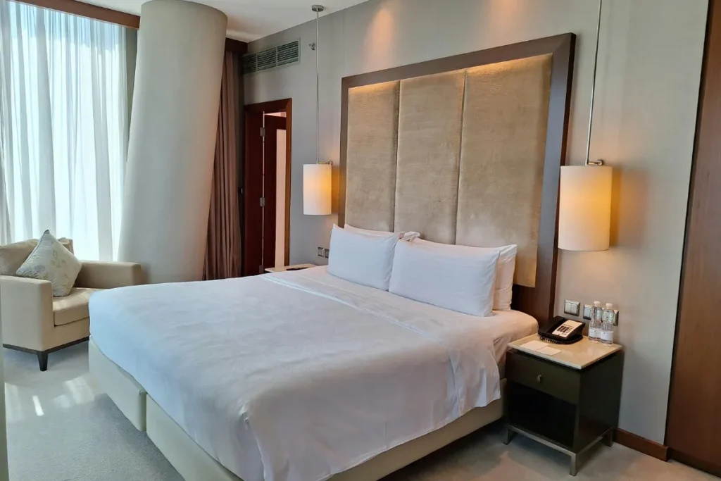 Quarto moderno e iluminado de hotel econômico com cama grande e decoração confortável em Florianópolis