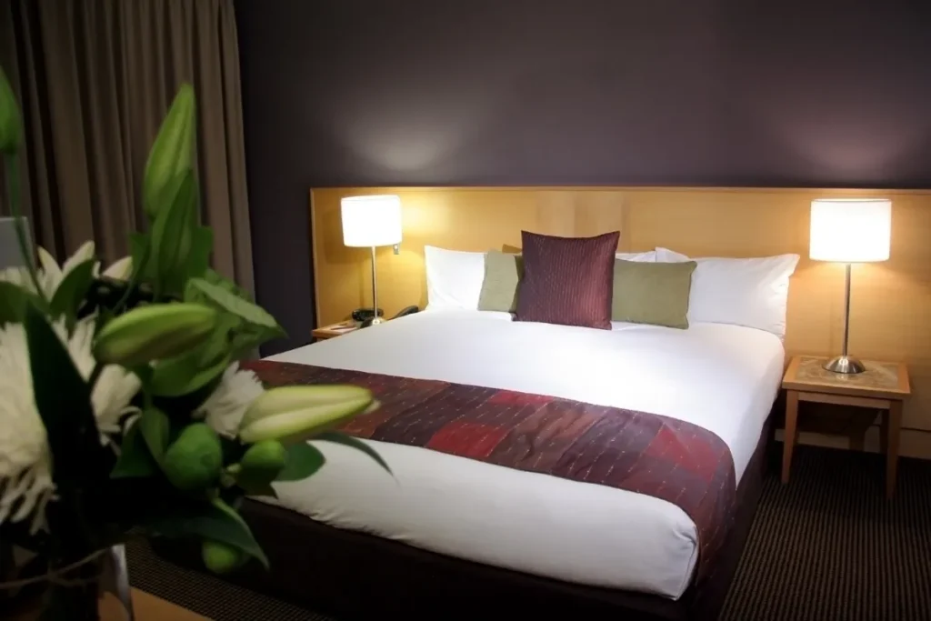 Pousadas boutique Lagoa da Conceição. Quarto elegante de pousada boutique na Lagoa da Conceição com iluminação suave e decoração sofisticada