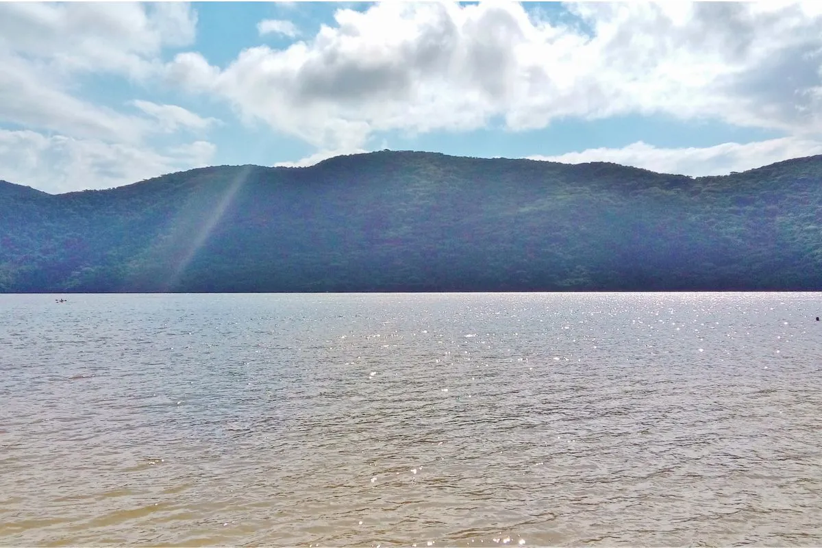 Lagoa do Peri cercada por mata no sul de Florianópolis