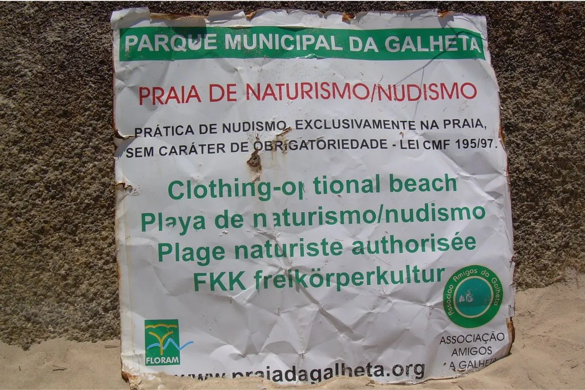 Praia da Galheta entre costões e vegetação nativa em Florianópolis