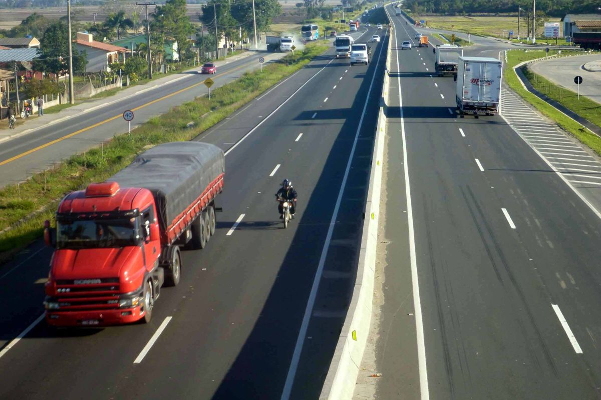 Trecho duplicado da BR-101 em Santa Catarina com carros e caminhões