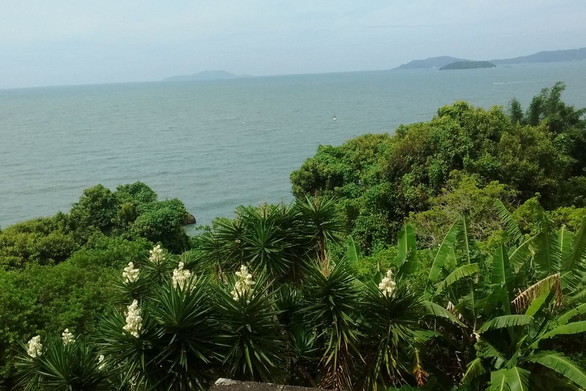 Vista da Praia do Forte em Florianópolis a partir da Fortaleza de São José da Ponta Grossa