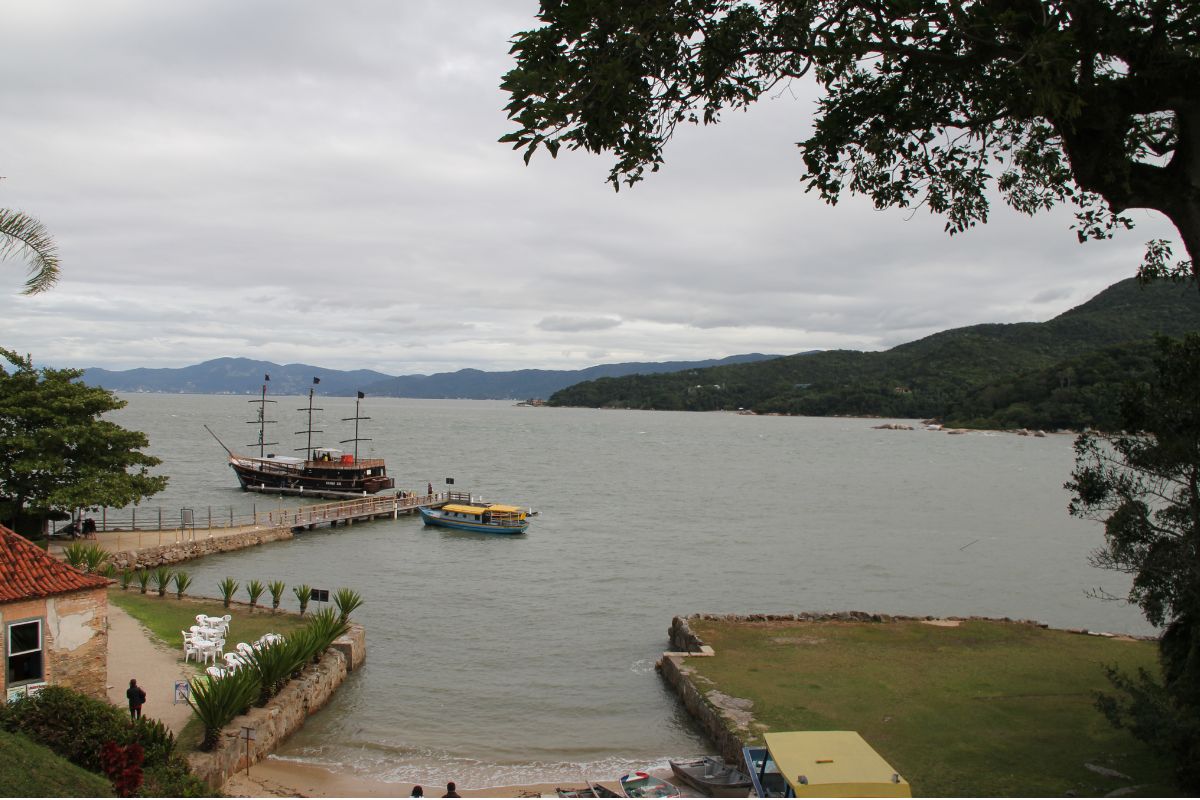 Edificações históricas da Fortaleza de Santa Cruz de Anhatomirim vistas a partir da área externa
